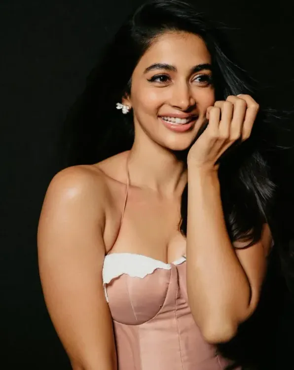 Pooja Hegde walks backwards on treadmill in viral workout video