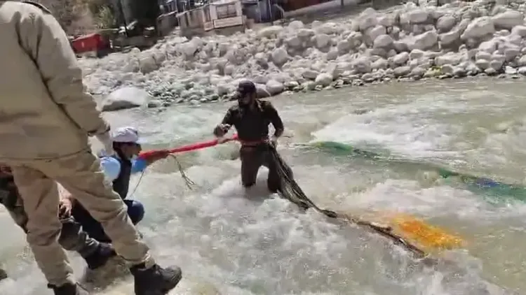 गंगोत्री में प्रदूषण की चेतावनी: उद्गम स्थल से एक दिन में निकले 100 बोरे कपड़े और कचरा