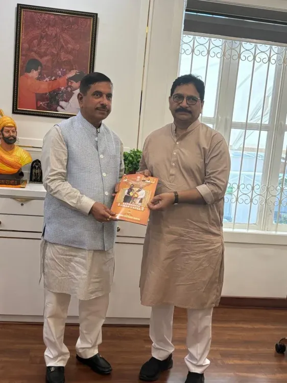 Pralhad Joshi Visits MP Ravindra Waikar, Shares Lunch