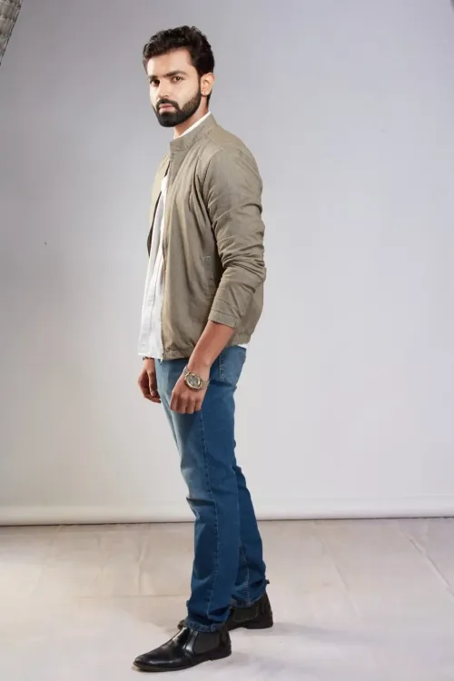 Does Akash Jagga, the actor from 'Prathaon Ki Odhe Chunri: Beendani', have a passion for writing?