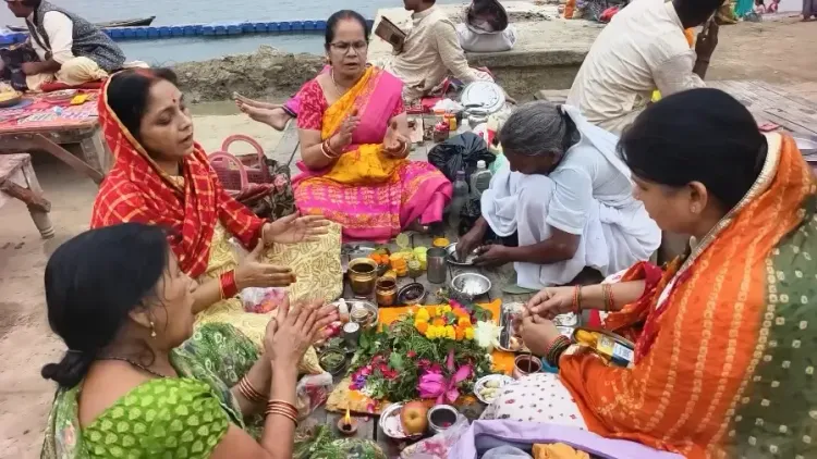 प्रयागराज: कार्तिक मास में दामोदर पूजा, बलुआघाट पर यमुना स्नान के लिए उमड़े हज़ारों श्रद्धालु