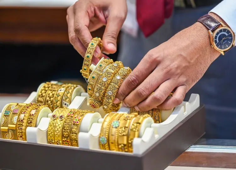 MCX पर सोना ₹1,48,052 और चांदी ₹2,35,900 पर, कच्चे तेल की नरमी से कीमती धातुओं में 1% तक तेजी