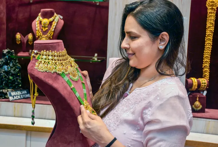 सोना ₹1,54,950 व चांदी ₹2,38,271 के उच्च स्तर पर, अमेरिका-ईरान तनाव से कीमती धातुओं में 1.10% उछाल