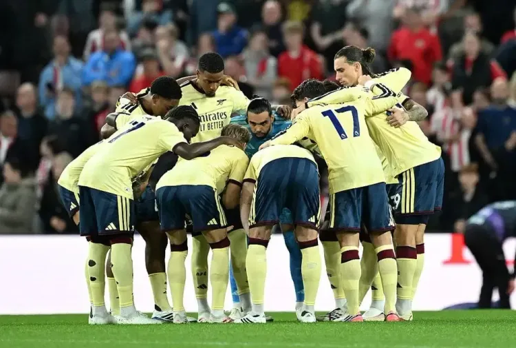 Arsenal beat Sunderland 2-0 to go top with perfect Premier League start