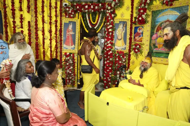 President Droupadi Murmu Engages in Spiritual Dialogue with Premanand Maharaj in Vrindavan