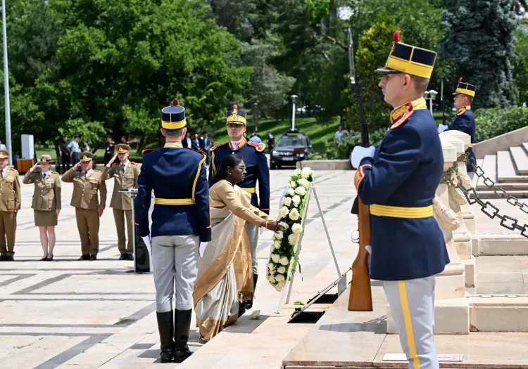 President Murmu pays tribute at Bucharest's Tomb of Unknown Soldier