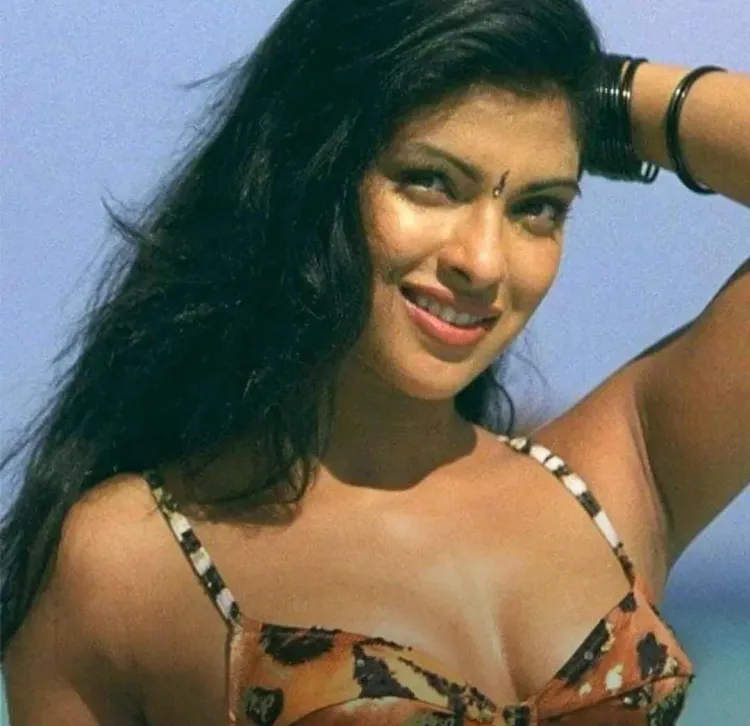Priyanka Chopra joins 'Kinda Chic' trend with witty Instagram post