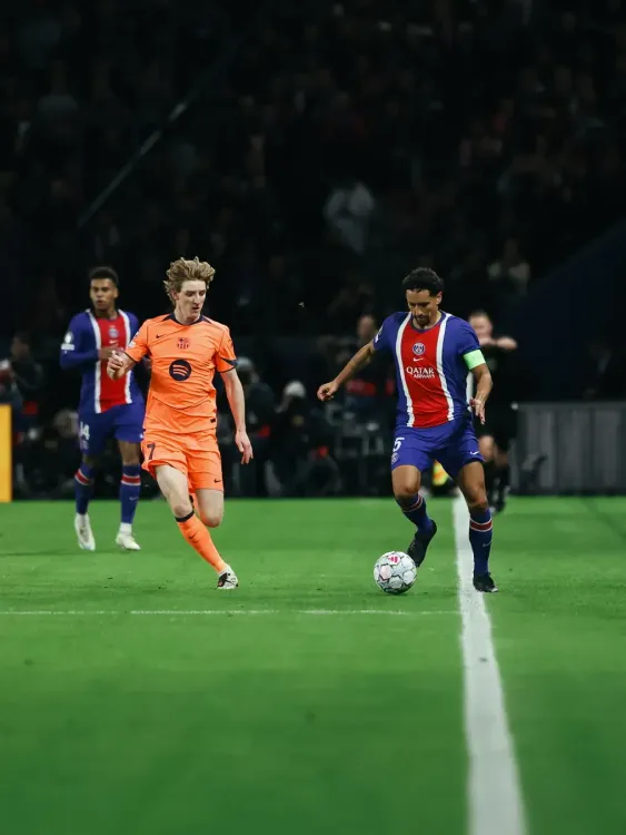 PSG beat Barcelona 4-2 to stay top of Champions League