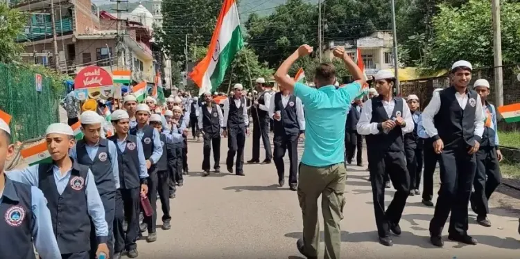 पुंछ में 'हर घर तिरंगा': जिया उल उलूम स्कूल के 1,000 से अधिक बच्चों ने निकाली देशभक्ति रैली