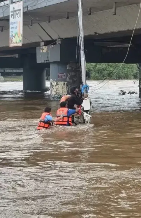 पुणे: उफनती नदी में फंसे युवक को दमकल जवानों ने बचाया, गरवारे पुल के नीचे रेस्क्यू ऑपरेशन