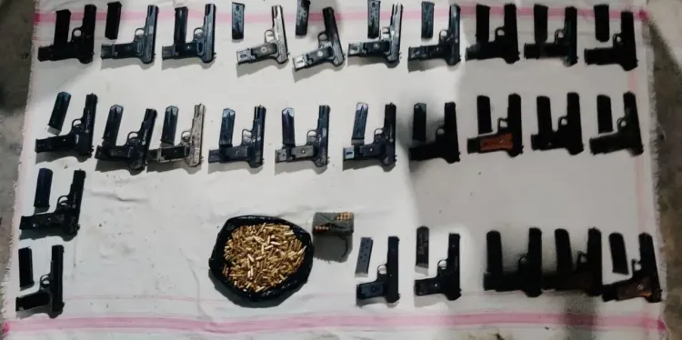 क्या पंजाब में दो हथियार तस्कर गिरफ्तार हुए? 27 पिस्तौल और भारी मात्रा में गोला-बारूद बरामद