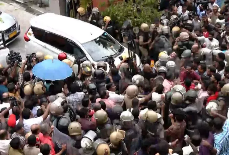 पिनाराई विजयन के आवास पर ईडी छापे के बाद सीपीआई(एम) कार्यकर्ताओं का हमला, 3 वाहन क्षतिग्रस्त