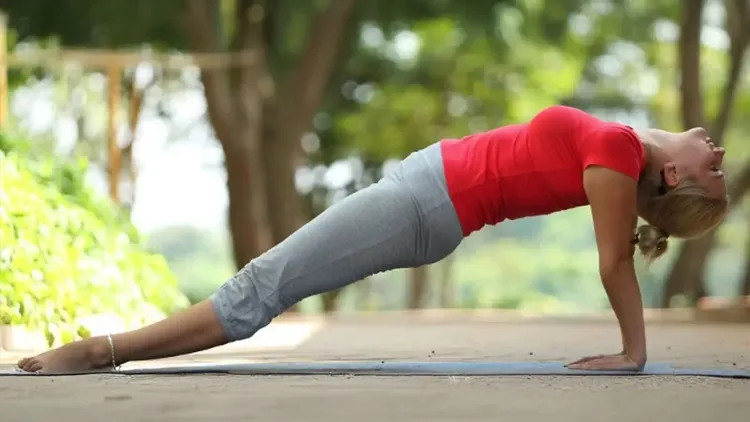 क्या पूर्वोत्तानासन से पीठ दर्द और तनाव से मुक्ति पाई जा सकती है?