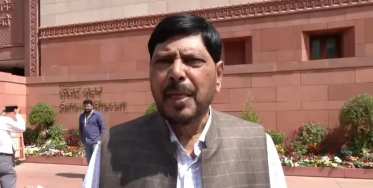 रामदास आठवले का राहुल गांधी पर पलटवार: संसद में बोलने का अधिकार सबको