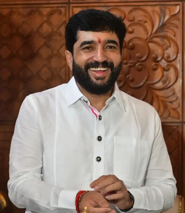 क्या महाराष्ट्र में चैरिटेबल ट्रस्ट की जमीन की अवैध बिक्री में राज्य मंत्री मोहोल शामिल हैं?