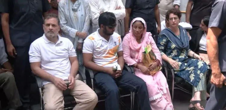Rahul, Priyanka Gandhi dharna at Parliament Street Police Station over pellet victim's FIR
