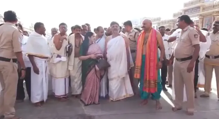 क्या कर्नाटक के उपमुख्यमंत्री डी.के. शिवकुमार ने परिवार संग श्री राघवेंद्र स्वामी मठ का दौरा किया?
