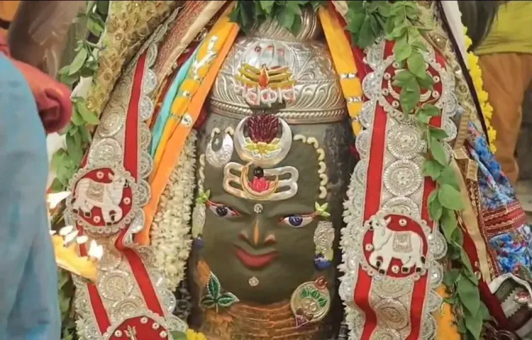 महाकालेश्वर मंदिर में राजा स्वरूप शृंगार, श्रावण चतुर्दशी पर भस्म आरती में उमड़े हज़ारों श्रद्धालु