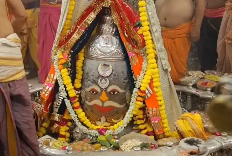 महाकाल मंदिर उज्जैन: राजा स्वरूप में सजे बाबा महाकाल, पंचामृत अभिषेक व भस्म आरती से गूंजा परिसर