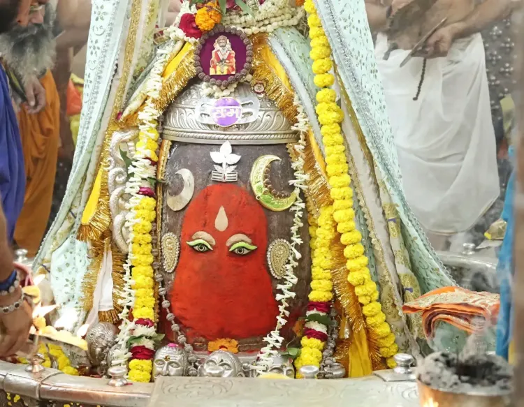 उज्जैन महाकालेश्वर मंदिर: रजत चंद्र-त्रिशूल और मुकुट से सजे बाबा महाकाल, भस्म आरती में उमड़े श्रद्धालु