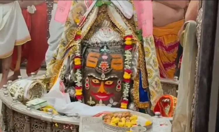 महाकालेश्वर मंदिर में भस्म आरती: रजत मुकुट और रुद्राक्ष से सजे बाबा महाकाल, उमड़े श्रद्धालु