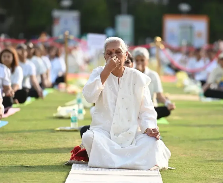12वें योग दिवस पर राज्यपाल आनंदीबेन पटेल ने मातृशक्ति संग किया योगाभ्यास, आंगनबाड़ियों को 'गर्भ संस्कार केंद्र' बनाने के निर्देश
