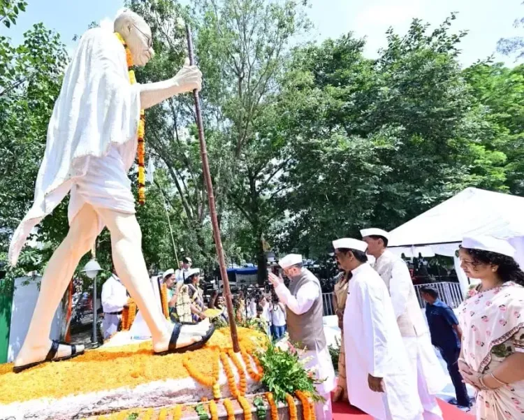 गांधी-शास्त्री जयंती: रांची में राज्यपाल गंगवार और CM हेमंत सोरेन ने बापू वाटिका में दी श्रद्धांजलि