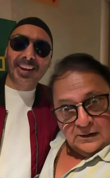 Rakesh Bedi meets Sukhbir in Goa; singer revives 'Dhurandhar' dialogue