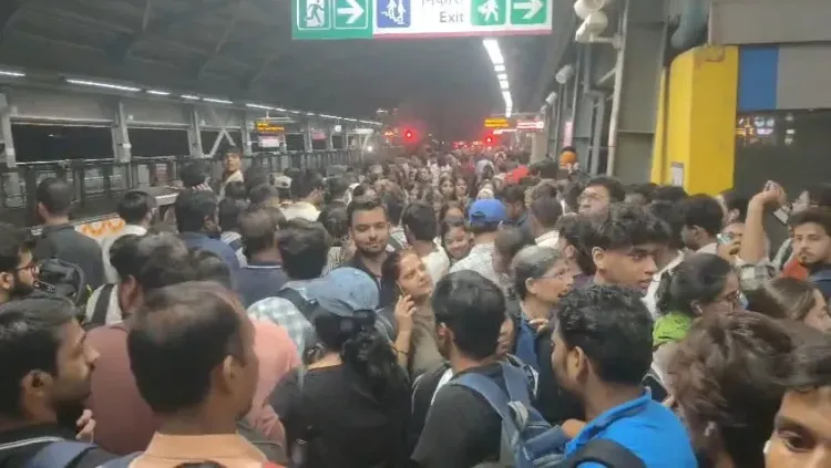 रक्षा बंधन से पहले नोएडा के बोटेनिकल गार्डन मेट्रो स्टेशन पर यात्रियों की भारी भीड़