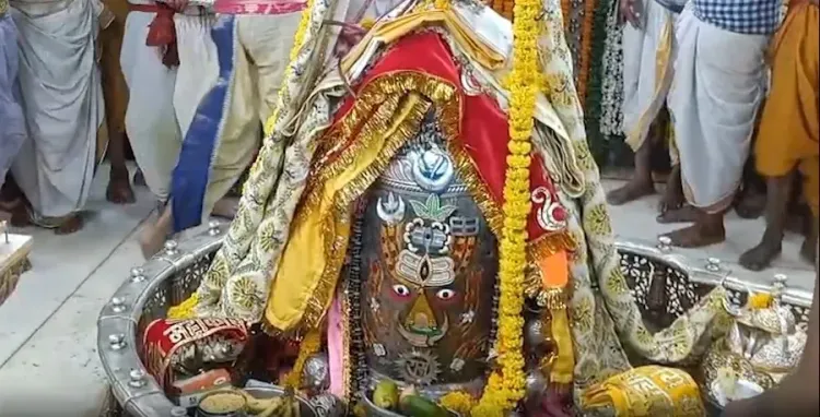 महाकालेश्वर मंदिर में भस्म आरती: राम नाम माला, त्रिपुंड-त्रिनेत्र से सजे बाबा महाकाल