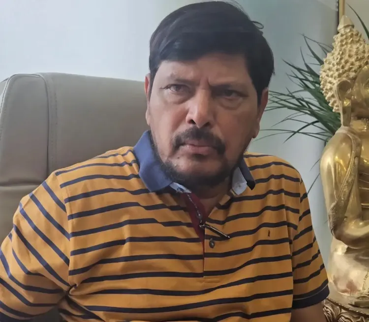 रामदास अठावले का उद्धव ठाकरे पर पलटवार: '2029 के चुनाव में जनता देगी जवाब, यह बांग्लादेश नहीं'