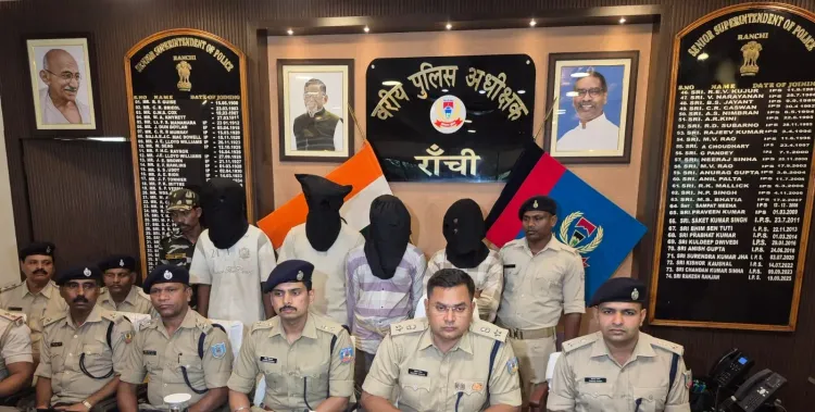 रांची में साइबर ठगी गिरोह का भंडाफोड़: रॉक व्यू अपार्टमेंट से 5 गिरफ्तार, 50 फर्जी पासबुक बरामद