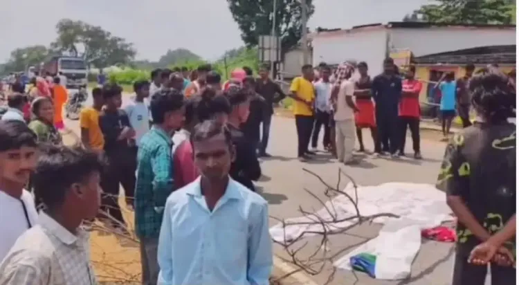 रांची: हाइवा की टक्कर से बाइक सवार दंपती की मौत, ग्रामीणों ने सिल्ली-रांगामाटी मार्ग जाम किया