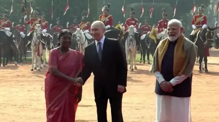 क्या राष्ट्रपति भवन में रूसी प्रेसिडेंट पुतिन का सम्मान गार्ड ऑफ ऑनर से किया गया?