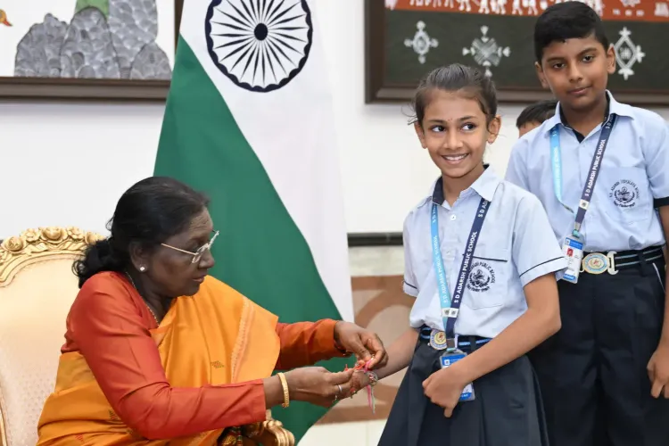 राष्ट्रपति द्रौपदी मुर्मु ने बच्चों संग मनाया रक्षाबंधन, बोलीं — 'राखी का धागा भाई-बहन से परे, प्रकृति से भी जोड़ता है'