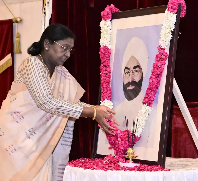 ज्ञानी जैल सिंह की जयंती: राष्ट्रपति द्रौपदी मुर्मु ने राष्ट्रपति भवन में अर्पित की पुष्पांजलि