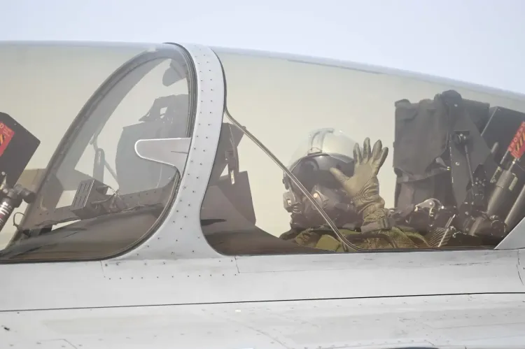 क्या राष्ट्रपति द्रौपदी मुर्मू ने लड़ाकू विमान 'राफेल' में उड़ान भरकर इतिहास रचा?