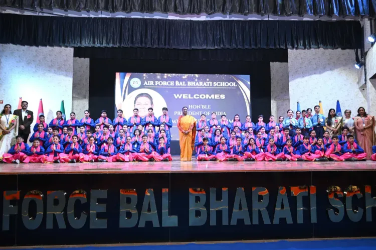 राष्ट्रपति द्रौपदी मुर्मु ने एयरफोर्स बाल भारती स्कूल का दौरा किया, छात्रों को राष्ट्र निर्माण का दिया संदेश