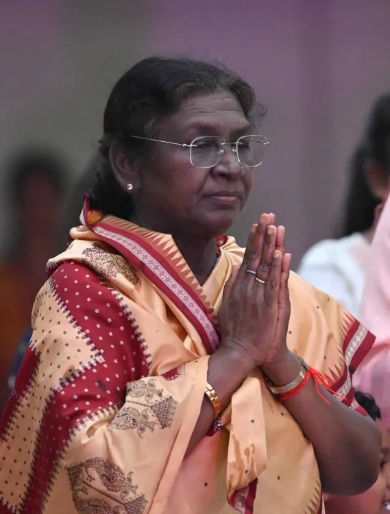 क्या राष्ट्रपति द्रौपदी मुर्मू ने छठ पूजा समारोह में भाग लिया और नागरिकों की खुशहाली की प्रार्थना की?