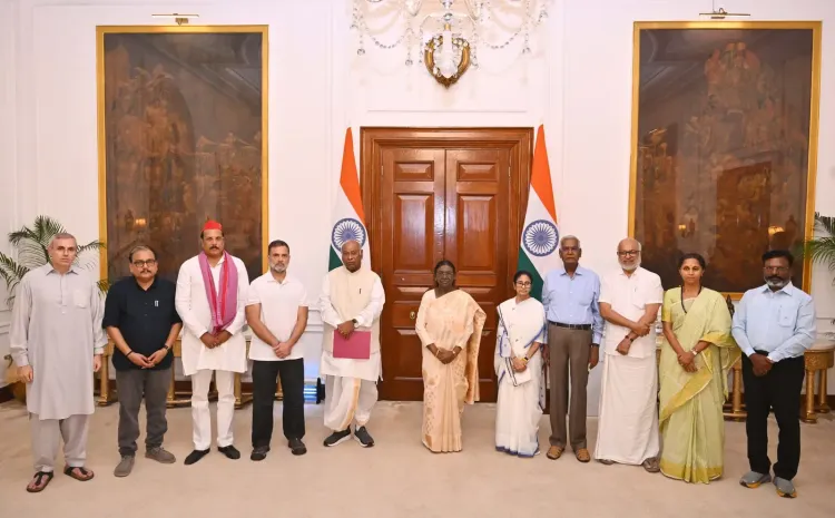 इंडिया ब्लॉक ने राष्ट्रपति मुर्मु को सौंपा ज्ञापन, मुख्य चुनाव आयुक्त के इस्तीफे समेत चार माँगें