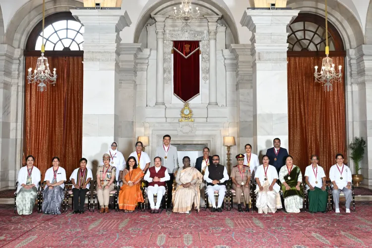 राष्ट्रपति मुर्मु ने 15 नर्सिंग कर्मियों को राष्ट्रीय फ्लोरेंस नाइटिंगेल पुरस्कार 2026 से सम्मानित किया
