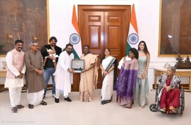 गायक हरिहरन ने राष्ट्रपति द्रौपदी मुर्मू को भेंट किया 'वंदे मातरम' का स्पेशल विनाइल एडिशन