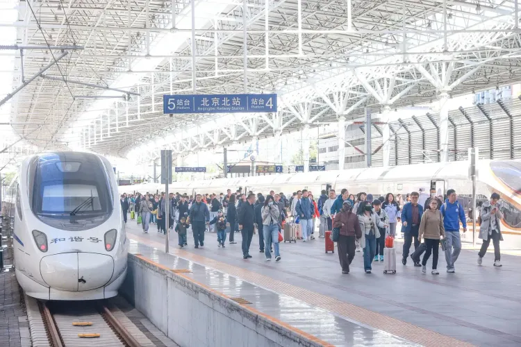 चीन राष्ट्रीय दिवस 2026: पहले दिन रेलवे में 2 करोड़ 48 लाख यात्री, 2,324 अतिरिक्त ट्रेनें