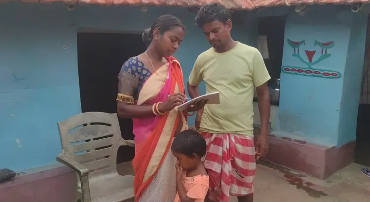 जामताड़ा की रेखा बेसरा बनीं मुर्गी पालन उद्यमी, NRLM से ₹1 लाख ऋण लेकर बदली तकदीर