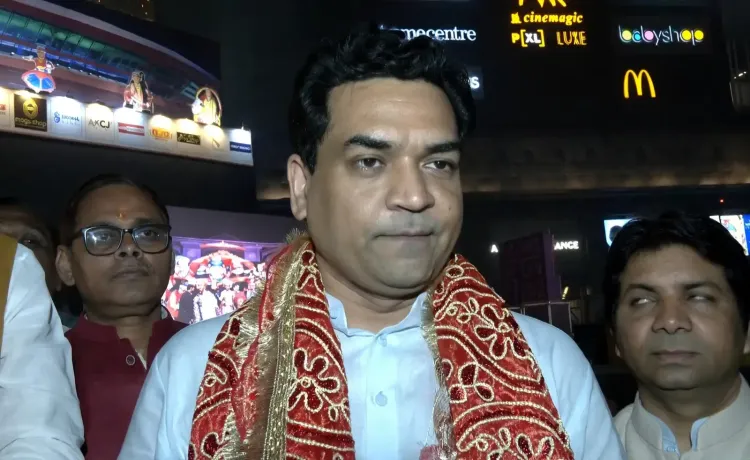 दशहरे पर कॉकरोच का पुतला जला, कपिल मिश्रा बोले — 'दर्द दीमकों को हो रहा है'