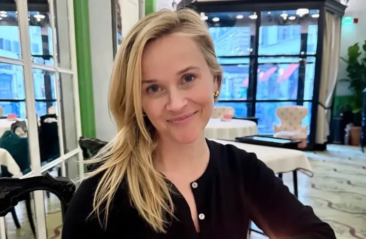 Reese Witherspoon enters into holiday spirit with her children