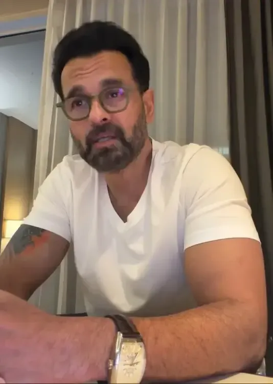 Did Rohit Roy Just Wow Us With His Version of Kishore Kumar's 'Zindagi Ke Safar Mein...?'