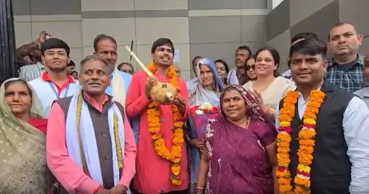 नेत्रहीन लोकगायक सुनील लोधी का 'हनुमान अंश' में भजन, बुंदेलखंड से बॉलीवुड तक का सफर