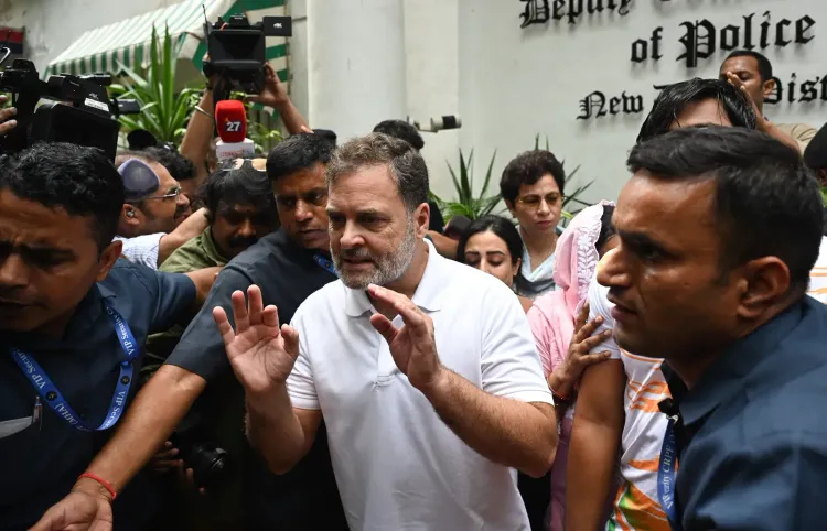 राहुल गांधी संसद मार्ग थाने पहुंचे, पैलेट गन पीड़ित साहिल के लिए FIR की मांग