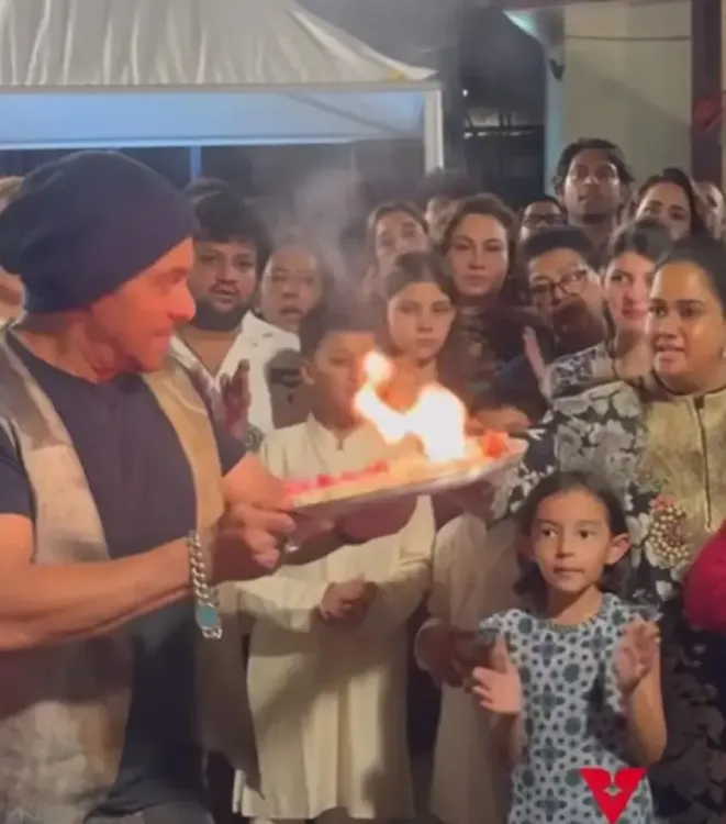 Salman Khan corrected by sister Arpita during Ganpati Visarjan aarti